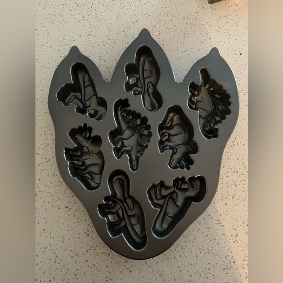 Nordic Ware Dinosaur Pan - Picture 2 of 4